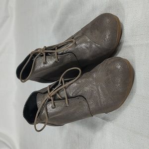 Toms Metallic Gray Tan Suede Lace Up Wedge Platform Ankle Booties Size 10